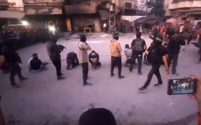 "Tôi không tin là do giới lãnh đạo, nhưng họ có sự nổi loạn nội bộ. Họ đã giết nhiều người", ông Trump nói, ám chỉ hàng chục vụ hành quyết mà Hamas đã thực hiện đối với phe đối địch, chứ không phải tấn công IDF. hanh-quyet.jpg