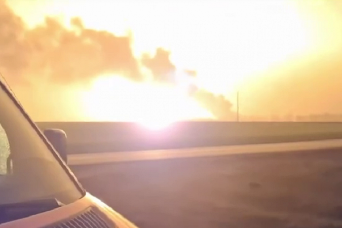 Ukraine đã nhắm mục tiêu vào các kho chứa dầu, nhà máy chế biến và trạm đo lường bằng máy bay không người lái (UAV) và tên lửa, gọi chúng là những cơ sở hợp pháp hỗ trợ "cỗ máy chiến tranh" của Nga. tan-cong-2.jpg