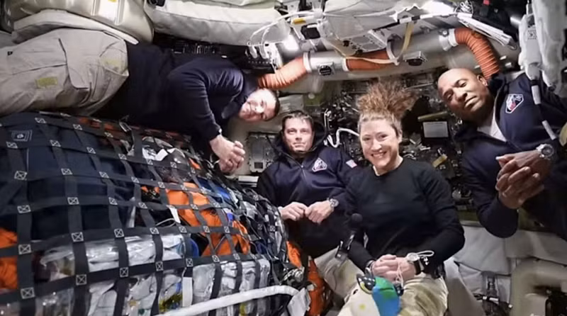 Theo NASA, 4 phi hành gia - Reid Wiseman, Victor Glover, Christina Koch và Jeremy Hansen - đã di chuyển ra xa Trái Đất 406.608km, vượt qua kỷ lục của chuyến thám hiểm Apollo 13 năm 1970 khoảng 6.437km. su-menh-8.png