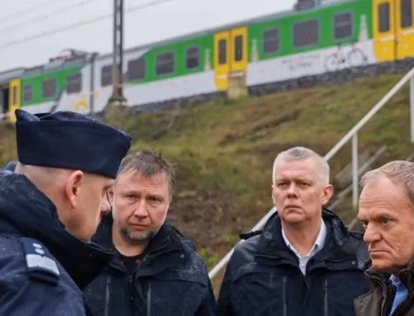 Thủ tướng Ba Lan Donald Tusk ngày 18/11 cáo buộc những nghi phạm này đã làm việc "với tình báo Nga trong một thời gian dài". Theo ông Tusk, cả hai nghi phạm bị cáo buộc đều đã trốn sang Belarus sau vụ việc. nghi-2.jpg