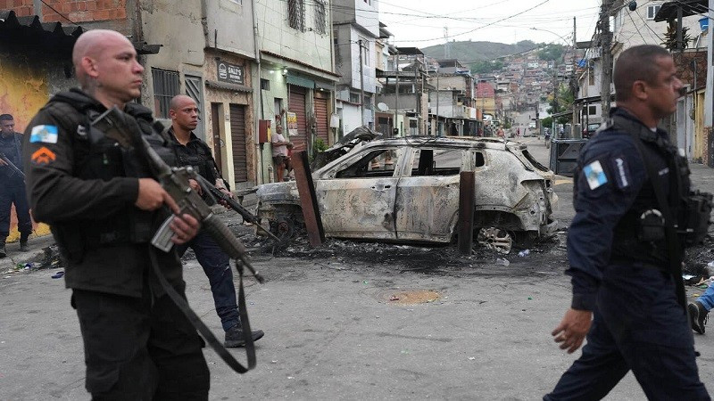 Chính quyền Rio de Janeiro thường xuyên tiến hành đột kích vào các khu ổ chuột như một phần của cuộc chiến chống tội phạm có tổ chức. Tuy nhiên, chiến dịch hiện tại là cuộc đột kích đẫm máu nhất trong lịch sử thành phố. dot-kich-5.jpg