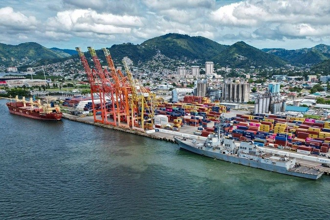 Kamla Persad-Bissessar, Thủ tướng Trinidad và Tobago, là người ủng hộ mạnh mẽ sự hiện diện của quân đội Mỹ và các cuộc tấn công chết người vào các tàu chở ma túy bị tình nghi ở vùng biển ngoài khơi Venezuela. cap-cang.jpg