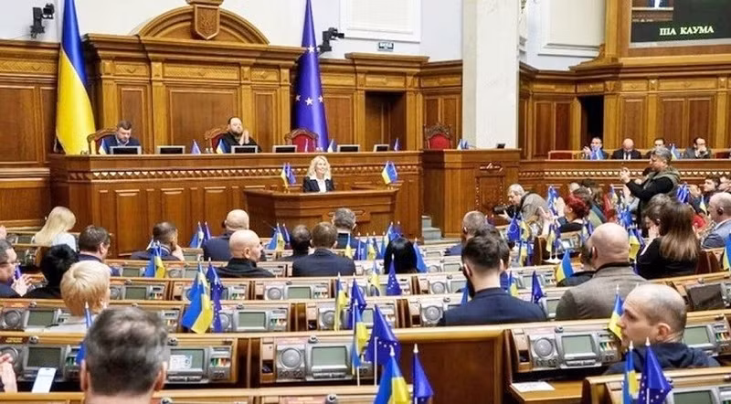 Nghị quyết đổ lỗi cho Nga về việc không thể tổ chức bầu cử, và tuyên bố rằng, các hội đồng địa phương và thị trưởng sẽ tiếp tục tại vị cho đến khi thiết quân luật được dỡ bỏ. bau-cu-6.jpg