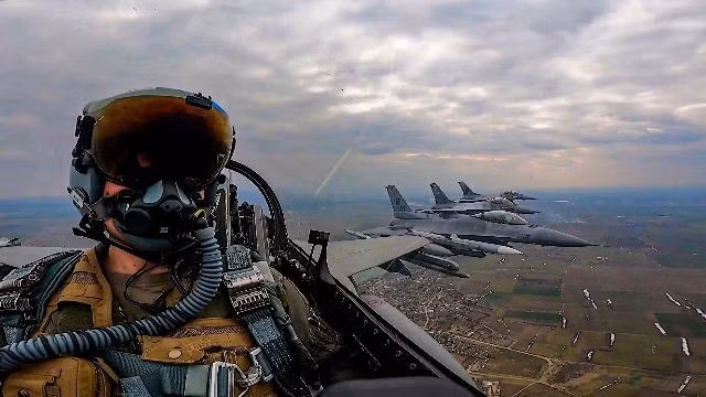 Vào ngày 6/9/2023, Bộ trưởng Quốc phòng Bill Blair đã công bố việc triển khai FLIT tại Canada, nhấn mạnh tầm quan trọng của chương trình này trong việc củng cố năng lực của lực lượng không quân Ukraine trong bối cảnh các cuộc xung đột đang diễn ra. F16 3.jpg