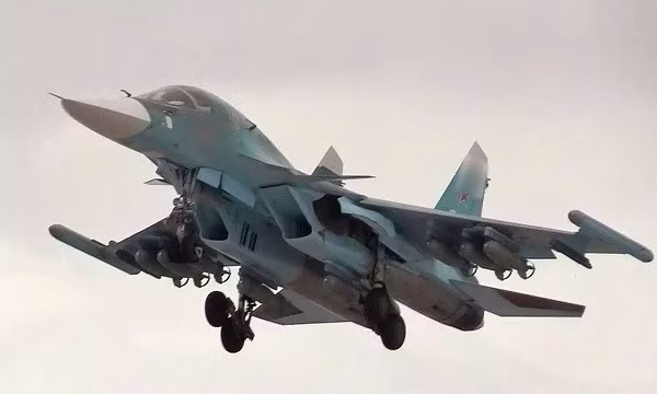 Su-34 được trang bị hai động cơ AL-31F-M1, cung cấp tốc độ tối đa khoảng 1.900 km/h và bán kính chiến đấu lên tới 1.100 km với tải trọng chiến đấu đầy đủ. su-34-6-8528.jpg
