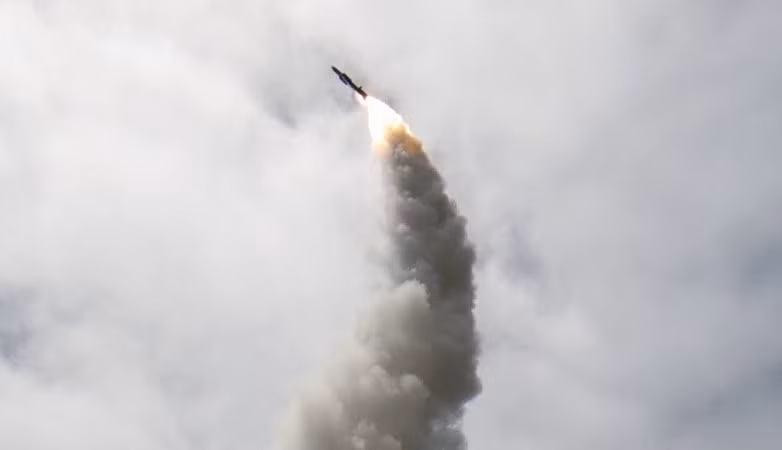 Bộ Quốc phòng Mỹ vừa công bố hợp đồng mới trị giá 258 triệu USD với Raytheon, nhà sản xuất tên lửa lớn nhất nước này, nhằm thúc đẩy quá trình phát triển và sản xuất tên lửa đất đối không SM-2 Block IIICU. ten-lua-1.jpg