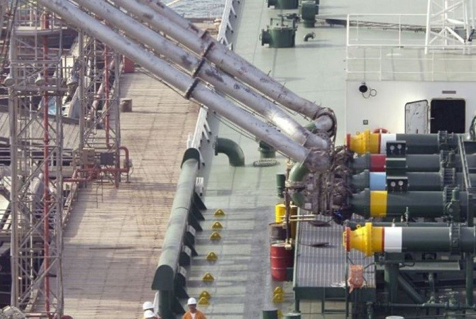 Áp lực bổ sung đến từ việc đóng cửa và ngừng hoạt động tại các nhà máy lọc dầu ở Kuwait và Nigeria. gia-dau-6.jpg