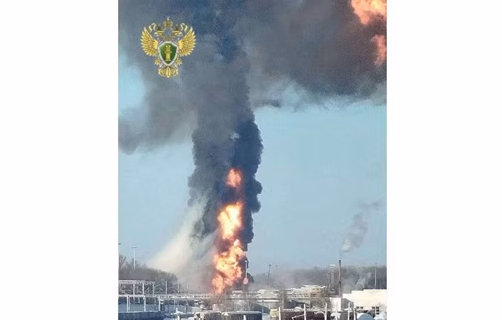 Theo thông báo của Công ty Đường sắt Nga, sau khi các toa tàu chở nhiên liệu bị trật bánh, các thùng chứa nhiên liệu đã bốc cháy ngùn ngụt. chay-5.jpg