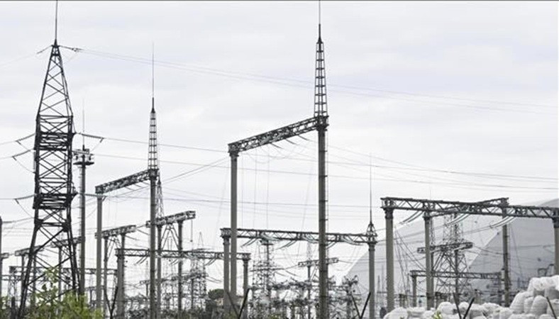 Phương tiện bay này đã tạo ra một lỗ thủng tương đối to trên mái nhà. dung-4.jpg