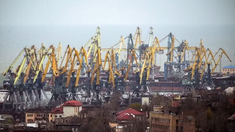 Chính phủ Nga cho biết, kế hoạch này nhằm mục đích "khai thác tiềm năng kinh tế của DPR". Mariupol là cảng lớn nhất trên Biển Azov, và giới chức Nga dự kiến năng lực của cảng sẽ tăng lên sau khi việc nâng cấp hoàn tất. cang-1.jpg