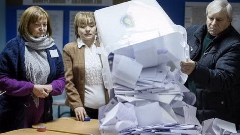 Chỉ có khoảng 4.100 phiếu bầu được kiểm tại đây, với hàng dài người xếp hàng khiến nhiều người không thể bỏ phiếu trước khi các điểm bỏ phiếu đóng cửa. 16.jpg