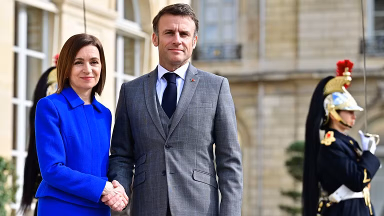 Bà Sandu đã thúc đẩy Moldova gia nhập EU và NATO kể từ khi đắc cử vào năm 2020. Các quyết định của bà ngày càng vấp phải sự phản đối từ người Moldova trong bối cảnh nền kinh tế xấu đi và sự đàn áp bất đồng chính kiến. ba-sandu-2.jpg