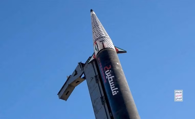 Phong trào này tuyên bố sẽ tấn công lãnh thổ Israel và ngăn chặn các tàu thuyền liên quan đến Israel đi qua Biển Đỏ và Eo biển Bab el-Mandeb cho đến khi các hoạt động quân sự ở Gaza chấm dứt. houthi-6.jpg