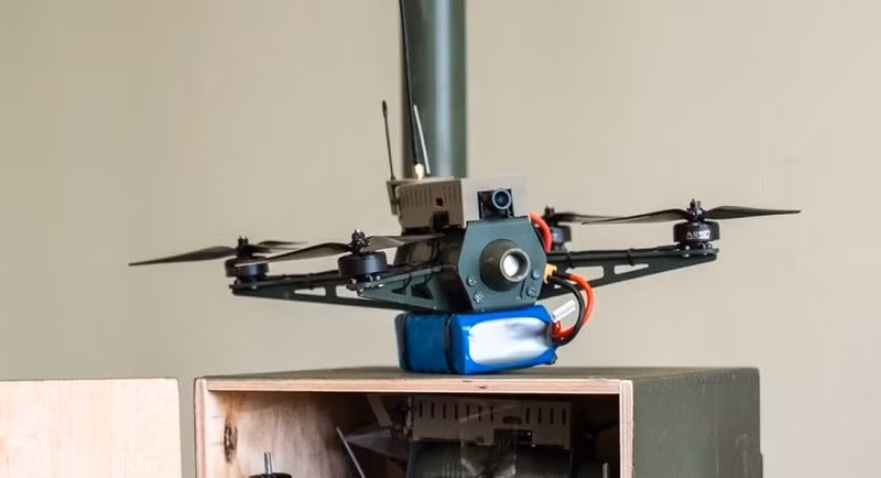 Khi lệnh được đưa ra, các UAV sẽ tự động di chuyển, ngay cả khi bị nhiễu tín hiệu, vì chúng không còn phụ thuộc vào kết nối trực tiếp.Trên mặt đất, đàn UAV được sắp xếp theo đội hình thẳng đứng chồng lên nhau trong khi chờ phóng. uav-5.jpg