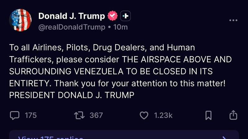 "Gửi tất cả các hãng hàng không, phi công, kẻ buôn bán ma túy và buôn người, hãy xem xét đóng cửa hoàn toàn không phận phía trên và xung quanh Venezuela", ông Trump viết trên Truth Social hôm 29/11. dong.jpg