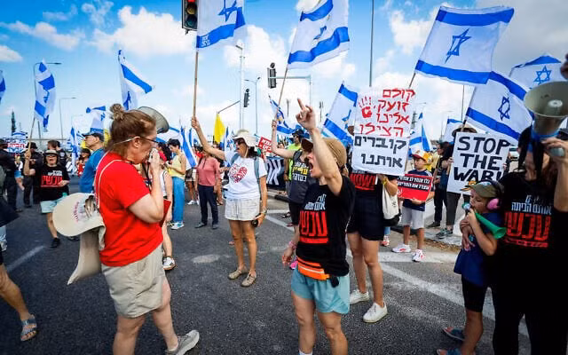 Hoạt động này đã gây ra tình trạng tắc nghẽn giao thông trên diện rộng ở nhiều nơi trên cả nước trước khi cảnh sát thông báo rằng, các tuyến đường này đã được mở lại và giao thông được lưu thông tự do. bieu-tinh-5.jpg