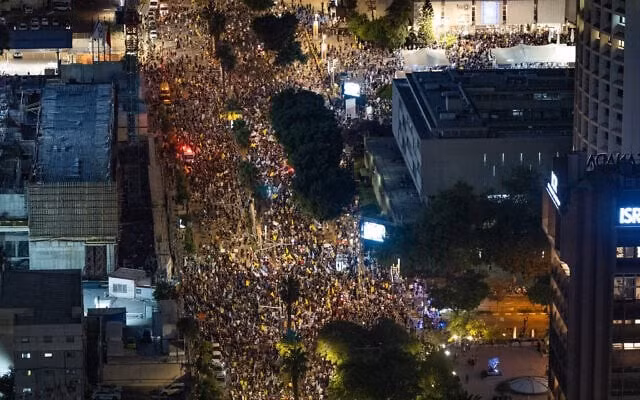Ngày hành động, do Diễn đàn Con tin và Gia đình mất tích công bố, là ngày thứ hai trong vòng hai tuần, sau cuộc biểu tình lớn hôm 24/8 thu hút hơn một triệu người, theo diễn đàn, trong đó riêng ở Tel Aviv có khoảng 500.000 người. bieu-tinh-3.jpg