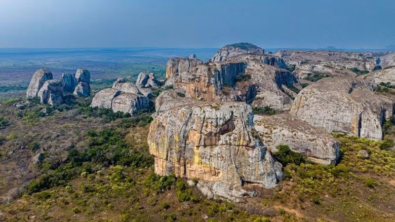 Nhưng ngay cả khi lái xe một đoạn ngắn từ thủ đô Luanda, du khách cũng có thể đến các bãi biển, vách đá và công viên quốc gia, nơi họ thường có cảm giác như mình là du khách duy nhất ở đó. 10.jpg