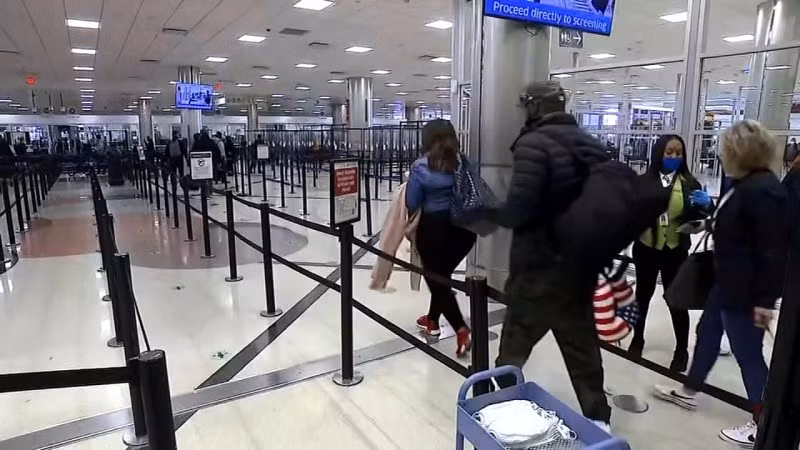 Sau khi nhận được mô tả về Cagle và chiếc xe của anh ta, Trung sĩ cảnh sát Atlanta Tywana Jones đã thông báo chi tiết cho nhóm tại sân bay. ngan-9.jpg