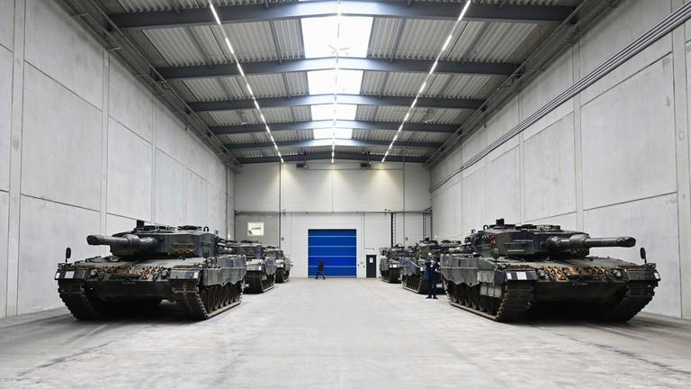 Báo cáo lưu ý rằng, Ukraine, EU và Đức vẫn là thị trường cốt lõi của Rheinmetall. “Chúng tôi đang trở thành nhà vô địch quốc phòng toàn cầu”, CEO Armin Papperger cho biết. tang-5.jpg