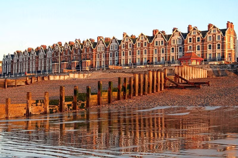 Bexhill-on-Sea là một thị trấn ven biển vẫn giữ được nét đẹp của quá khứ và được ca ngợi là không lụi tàn vào mùa đông. Cách Eastbourne khoảng 16 km trên bờ biển East Sussex, Bexhill-on-Sea nổi tiếng với những cảnh đẹp, các tòa nhà lịch sử và nền văn hóa lâu đời. thị trấn 1.jpg