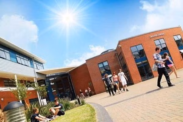 Đối với ẩm thực, Discover Bexhill giới thiệu nhiều món ăn ngon, hấp dẫn như: Sobremesa Nam Mỹ, Picasso Express Italia, Trattoria và The Sackville Bistro, phục vụ các món ăn Anh "truyền thống" ở vị trí "hoàn hảo" đối diện bãi biển. thị trấn 8.jpg