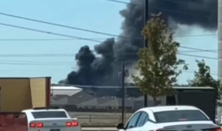 Theo truyền thông địa phương, máy bay đã đâm xuống đất và va chạm với nhiều phương tiện, bao gồm một số xe đầu kéo, gây ra hỏa hoạn và tạo ra khói đen dày đặc có thể nhìn thấy từ xa hàng dặm. may-bay-1.jpg