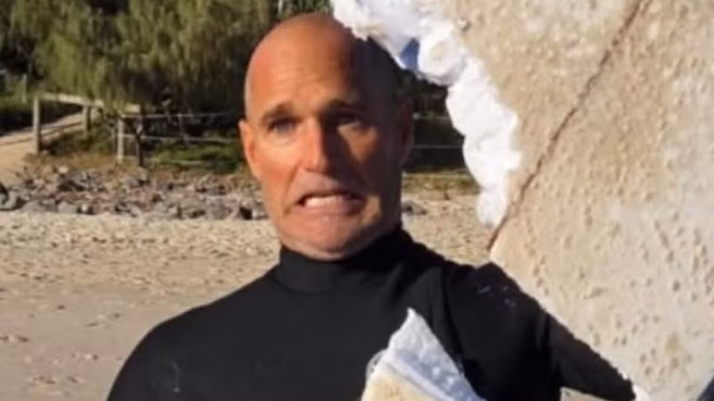 Rất may mắn, Brad Ross đã kịp ngoi lên mặt nước và ra khỏi biển chỉ vài phút sau đó. Anh sau đó đã chứng kiến cảnh một mảng lớn trên ván trượt của mình bị mất do cá mập cắn. ca-map-3.jpg