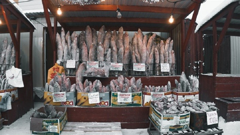 Người dân cho rằng, miễn là không có gió mạnh làm tình hình thêm tồi tệ trong mùa đông, thì mọi chuyện vẫn có thể chịu đựng được. Ở các chợ, tủ lạnh không cần thiết cho cá hoặc thịt, vì chúng đông đá trong vài giây. lanh-7.jpg