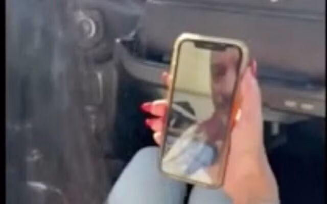 "Chúng tôi sẽ ở đây cho đến khi con tin cuối cùng còn sống được thả", người khác trong đám đông theo dõi sự kiện nói. con-tin-4.jpg