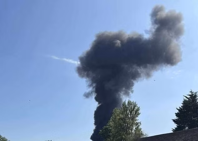 Cảnh sát đã sơ tán câu lạc bộ golf Rochford Hundred và câu lạc bộ bóng bầu dục Westcliff để phòng ngừa do hai địa điểm này nằm gần hiện trường vụ tai nạn. roi-6.jpg