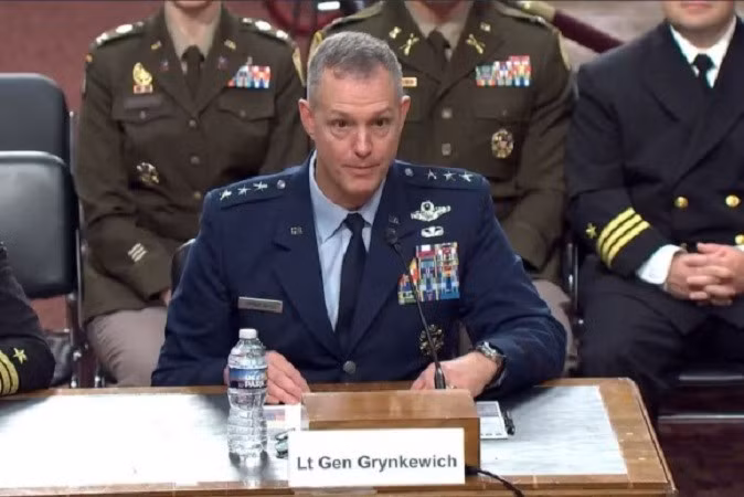 Ông Rutte trích dẫn tuyên bố mạnh mẽ về sự đoàn kết và quyết tâm, và cho biết, Tổng Tư lệnh quân Đồng minh châu Âu, Alexus Grynkewich, "có đủ công cụ, thẩm quyền cần thiết để đảm bảo quốc phòng của chúng ta". tu-lenh.jpg