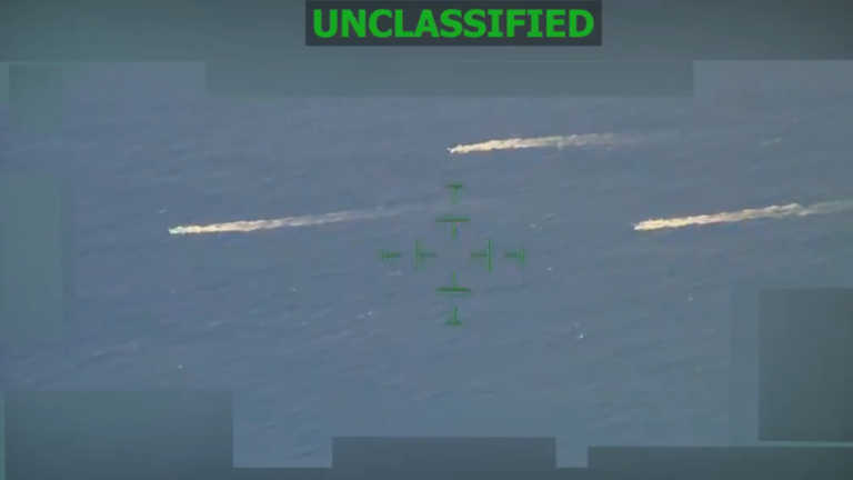 Lầu Năm Góc tuyên bố rằng, trước cuộc tấn công, cơ quan tình báo Mỹ đã "xác nhận các tàu này đang di chuyển dọc theo các tuyến đường buôn bán ma túy đã biết và đã vận chuyển ma túy". tau-1.png