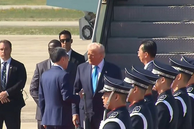 "Không gì có thể gây nguy hiểm cho lệnh ngừng bắn. Hamas chỉ là một phần rất nhỏ của hòa bình Trung Đông, và họ phải hành xử đúng mực, nếu không mạng sống của họ sẽ bị đe dọa”, ông Trump nhấn mạnh. ong-trump-2.jpg