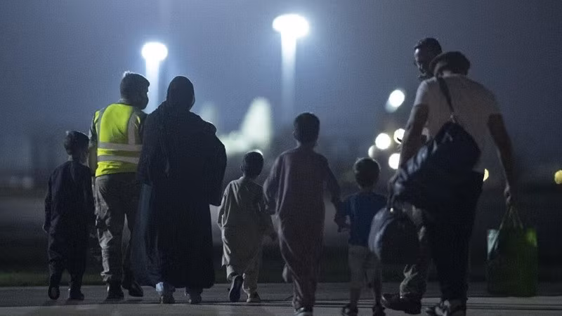 Tổng chi phí di dời hàng nghìn người Afghanistan và gia đình họ đến Anh và cung cấp nhà ở cho họ "có thể lên tới vài tỷ bảng Anh", theo Thẩm phán Chamberlain, người đã dỡ bỏ lệnh cấm. 12.jpg