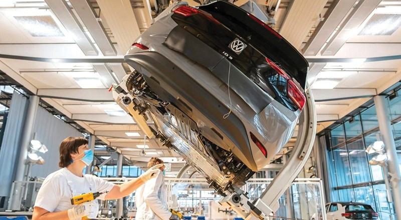 Vào cuối tháng 10, Clemens Fuest, người đứng đầu một trong những viện nghiên cứu kinh tế hàng đầu châu Âu, Viện ifo có trụ sở tại Munich, cho biết, sự suy thoái kinh tế của Đức đang trở nên "nghiêm trọng". dong-10.jpg