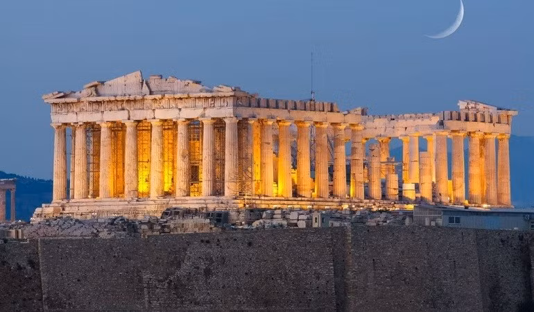 Việc dỡ bỏ giàn giáo gần đây, vốn đã che khuất ít nhất một phần của ngôi đền trong gần 50 năm, diễn ra sau khi hoàn thành một giai đoạn lớn của công việc trùng tu. den-3.jpg