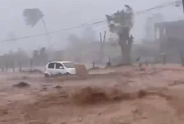 Theo các quan chức Jamaica, cơn bão Melissa ước tính gây thiệt hại khoảng 10 tỷ đô la Mỹ, làm tê liệt các ngành du lịch và nông nghiệp quan trọng của quốc gia này và phá hủy gần 200.000 tòa nhà. thiet-hai.jpg