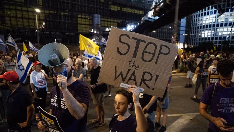 Thủ tướng Netanyahu và nhà lãnh đạo lâm thời Syria, Ahmad al-Sharaa, cựu chỉ huy lực lượng đối lập Hayat Tahrir al-Sham, sau đó đã đồng ý ngừng bắn do Mỹ làm trung gian. dien-dam-6.jpg