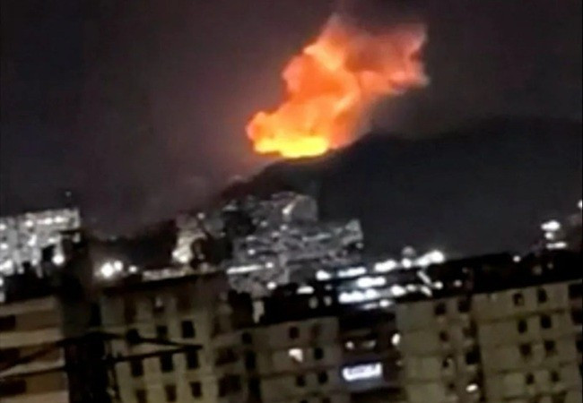 Theo truyền thông địa phương, tiếng nổ cũng được nghe thấy ở bên ngoài thủ đô. Các vụ nổ cũng xảy ra ở La Guaira, ngay phía bắc thủ đô và ở Higuerote, một thành phố ven biển của đất nước. no-9.jpg