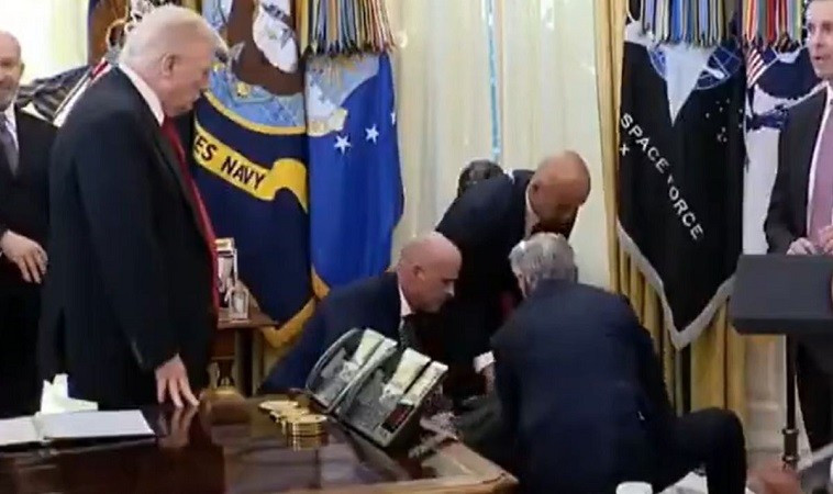 Trong lúc Tổng thống Trump công bố thỏa thuận mới nhằm giảm giá thuốc điều trị béo phì, Giám đốc điều hành Công ty dược phẩm Novo Nordisk, Gordon Findlay, đã gục ngã ngay trước mặt ông Trump, khiến buổi lễ bị gián đoạn. nga-1.jpg