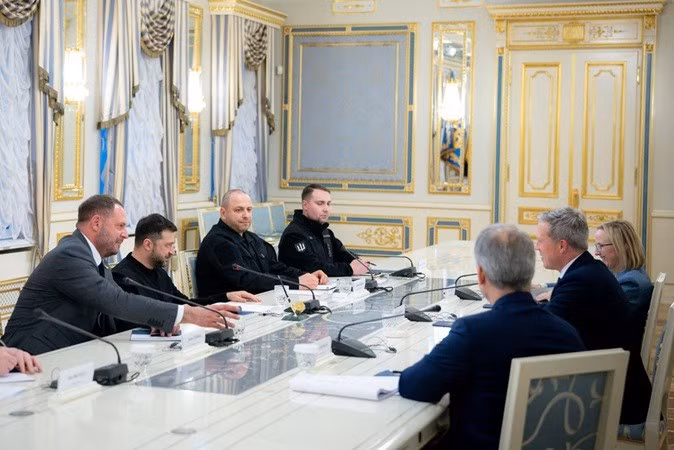 Tuần này, Ukraine đã nhận được dự thảo kế hoạch mới của Mỹ để chấm dứt xung đột với Nga, và hiện Washington đang thúc giục Kiev chấp nhận khuôn khổ này trước ngày 27/11. ukrine-nhan-dc.jpg