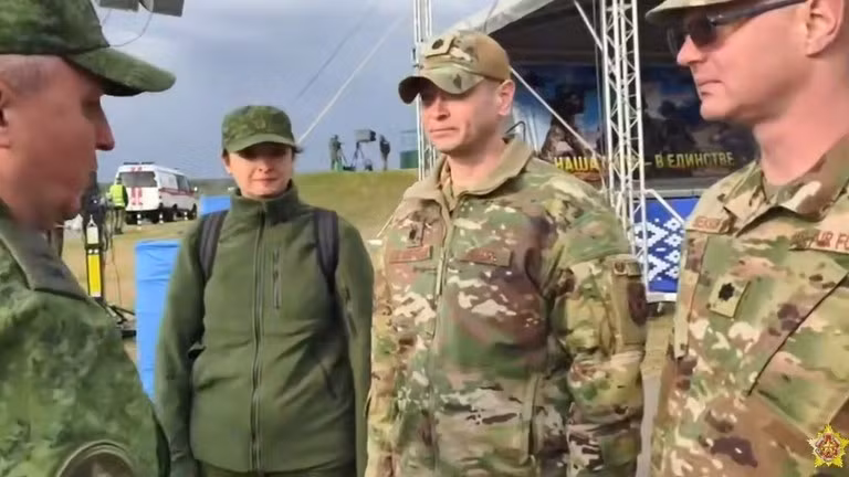 Sự hiện diện của các sĩ quan quân đội Mỹ - một hình ảnh bất thường tại các cuộc tập trận Nga-Belarus - được coi là một dấu hiệu khác cho thấy mối quan hệ nồng ấm giữa Washington và Belarus. tap-tran-1.jpg