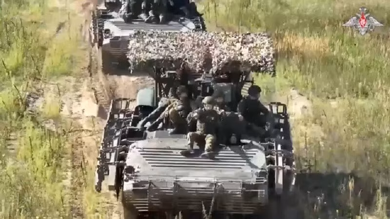 “Chúng tôi sẽ cho các vị xem bất cứ thứ gì các vị quan tâm. Bất cứ thứ gì các vị muốn. Các vị có thể đến đó xem và nói chuyện với mọi người”, vị bộ trưởng nói với các sĩ quan Mỹ. tap-tran-2.jpg