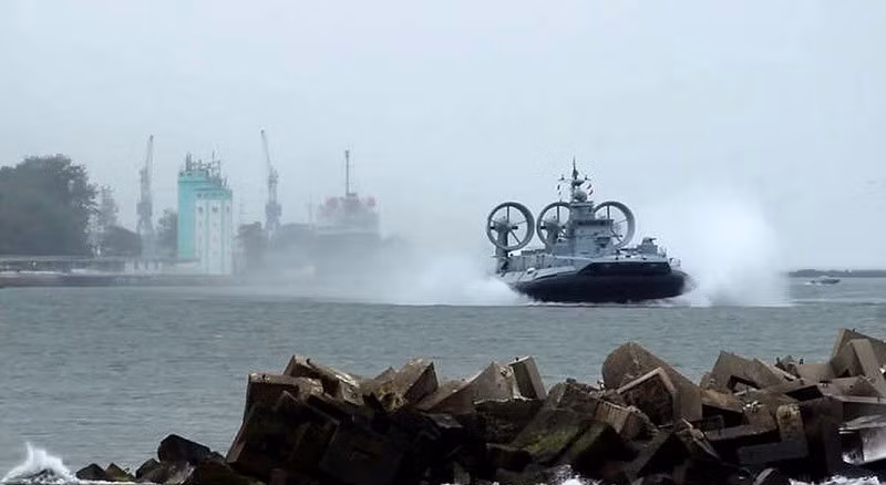 "Nga, Belarus đang rất minh bạch về cuộc tập trận. Chúng tôi không có gì phải che giấu. Hiện chúng tôi quan tâm đến việc giảm căng thẳng ở Đông Âu và đang thực hiện các bước đi thực tế để đạt được điều này", ông Khrenin nói. tap-tran-4.jpg