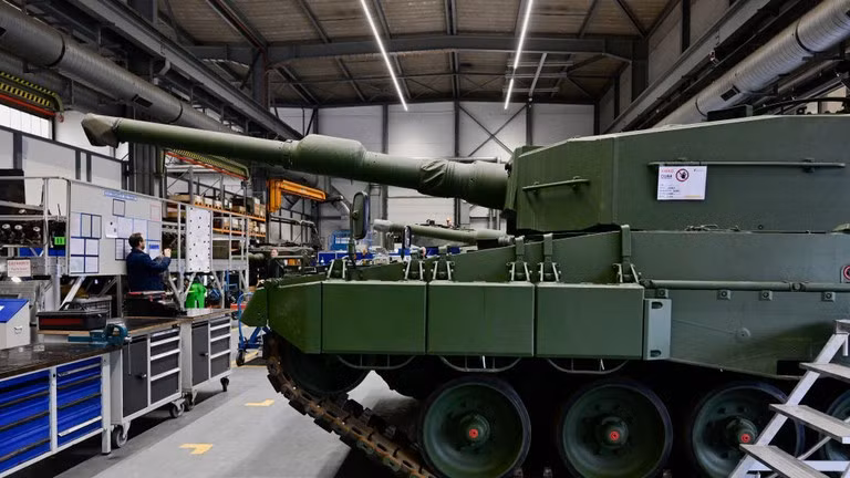 Cổ phiếu Rheinmetall đã giảm hơn 14% trong năm ngày qua, trong khi nhà sản xuất thiết bị điện tử quốc phòng Hensoldt cũng ghi nhận mức giảm tương tự. tang-1.jpg