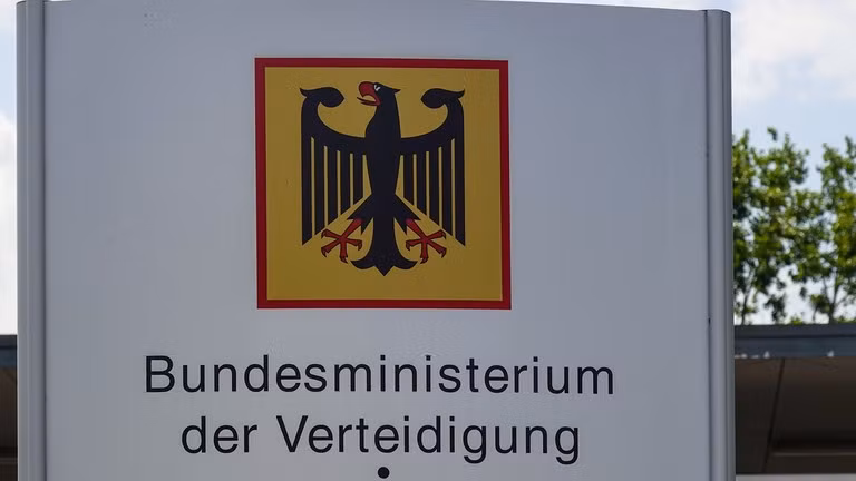 "Sau nhiều năm có thể liên lạc với các quan chức quốc phòng Mỹ ‘ngày và đêm’, thì giờ đây thông tin liên lạc hiện đã bị cắt đứt, thực sự bị cắt đứt”, Tư lệnh lục quân Đức, Trung tướng Christian Freuding nói. duc-1.jpg