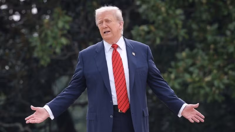 Ông Trump đã ký sắc lệnh hành pháp về lệnh tạm dừng này vài giờ trước khi lệnh hoãn áp thuế trước đó giữa Bắc Kinh và Washington dự kiến hết hạn vào 12h sáng ngày 12/8 (giờ Mỹ). thue-2.jpg