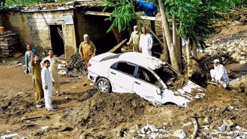 Lũ quét đã cuốn trôi một khu chợ tạm bợ, một bếp ăn cộng đồng, một chốt an ninh, cùng với 16 ngôi nhà dân, các tòa nhà chính phủ, ba ngôi đền, bốn nhà máy nước, một cây cầu và hơn một chục phương tiện. lu-2.jpg