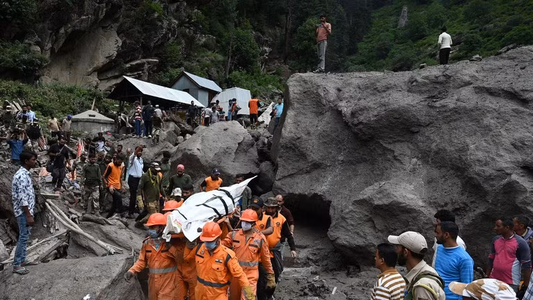 Theo hãng thông tấn PTI, trận lũ hôm 15/8 xảy ra sau trận mưa lớn đổ bộ vào làng Chasoti thuộc vùng lãnh thổ liên bang Jammu và Kashmir của Ấn Độ hôm 14/8, khiến 46 người thiệt mạng và gây thiệt hại nặng nề. lu-lut-1.jpg